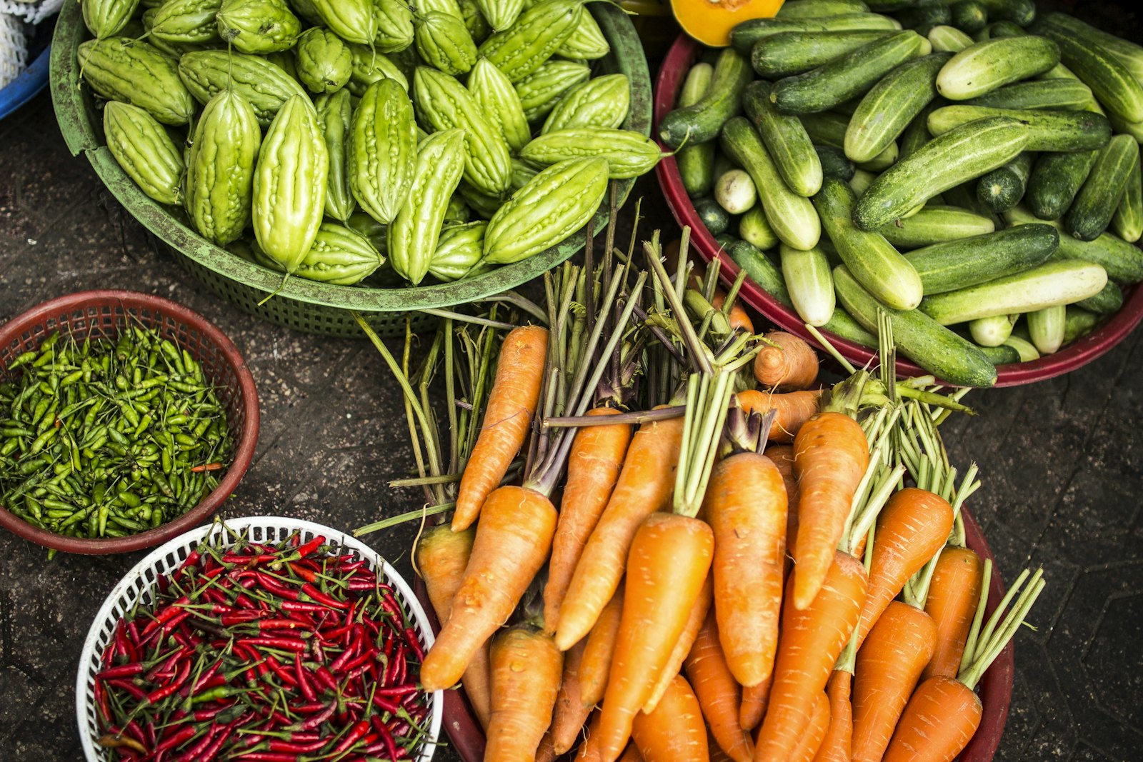 Carottes, concombres et piments frais